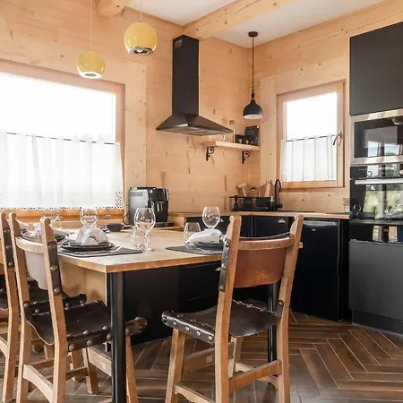 Zacny Lasek アパート *